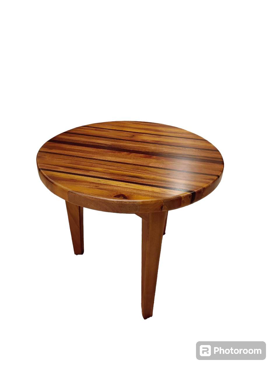 050f7b65-007f-4c32-a9e3-b8f11f39b6e9 طاولة قهوة جانبية دائرية بتصميم أشرطة خشبية دافئة - الصورة 1