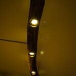 وحدة إضاءة معلقة من جذع خشب طبيعي وسلاسل حديدية (Rustic Tree Branch Linear Pendant Light)