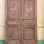 باب خشبي محفور يدوياً بطابع ريفي وردي معتق (Carved Antique Wooden Door)