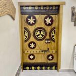 باب خشبي تراثي بنقوش نجدية ملونة ومزلاج تقليدي (Traditional Painted Wooden Door)