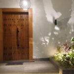 باب خشبي رئيسي فاخر بتفاصيل مسامير كلاسيكية ومقبض حديث (Rustic Modern Main Entrance Door)