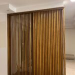 قاطع خشبي جداري بشرائح عمودية متحركة (Modern Wooden Slatted Room Divider Partition)