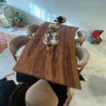 طاولة طعام بحواف حية غير منتظمة مع كراسي مودرن مخملية (Modern Live Edge Dining Table Set)