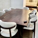 طقم طاولة طعام بحواف حية طبيعية وكراسي مخملية/كتان منحنية (Live Edge Walnut Dining Set with Curved Armchairs)