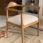 كرسي طعام خشبي انسيابي بمساند ذراع متصلة (Nordic Curved Armchair)
