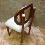 كرسي سفري/طعام خشبي مع خيزران ونحاس بأسلوب منتصف القرن (Mid-Century Cane Back Dining Chair with Brass Details)