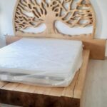 سرير خشبي صلب مع خلفية رأسية محفورة بتصميم شجرة الحياة (Tree of Life Carved Wooden Bed)