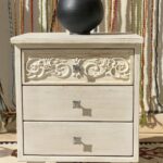 كومودينو / طاولة جانبية خشبية معتقة بـ 3 أدراج بحفر زهرية (Vintage Carved Nightstand)