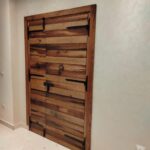 باب خشبي صلب مزدوج بتصميم الشرائح الأفقية وتفاصيل الحديد المشغول (Rustic Wooden Slatted Double Door)