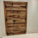باب خشبي مزدوج بتصميم الشرائح الأفقية والمفصلات الحديدية (Horizontal Slatted Wooden Double Door)