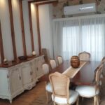 طقم طاولة طعام كلاسيكية من الخشب الصلب مع كراسي فرانسيس معتقة (Classic Wooden Dining Set with French Medallion Chairs)