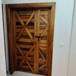 باب خشبي مزدوج بتدعيمات متقاطعة على شكل حرف X (Rustic X-Brace Wooden Double Door)