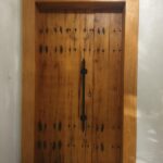 باب مدخل خشبي رئيسي بعروق داكنة ومقبض طولي أسود (Rustic Solid Wood Main Entrance Door)