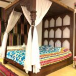 سرير ملكي بأعمدة وأعالي محفورة مع ستائر بيضاء (Royal Heritage Canopy Bed with Carved Pillars)