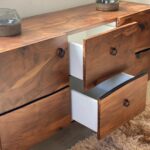 وحدة أدراج خشب صلب ببطانة بيضاء ومقابض حلقية (Solid Wood Dresser with White Interior Drawers)