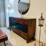 بوفيه خشبي بأبواب زجاجية مفرغة ومرآة دائرية مطابقة (Modern Wood Buffet with Glass Doors & Round Mirror)
