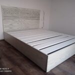 سرير خشبي معتق بتطعيمات ذهبية وفضية محفورة (Luxury Whitewashed Bed with Gold & Silver Embossed Headboard)