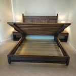 غرفة نوم ملكية من الخشب الصلب بحشوات المشربية وآلية تخزين هيدروليكية (Royal Solid Wood Bed Set with Mashrabiya Panels & Hydraulic Storage)