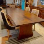 طاولة طعام خشب صلب بحواف محفورة يدوياً (Carved Live Edge Dining Table)