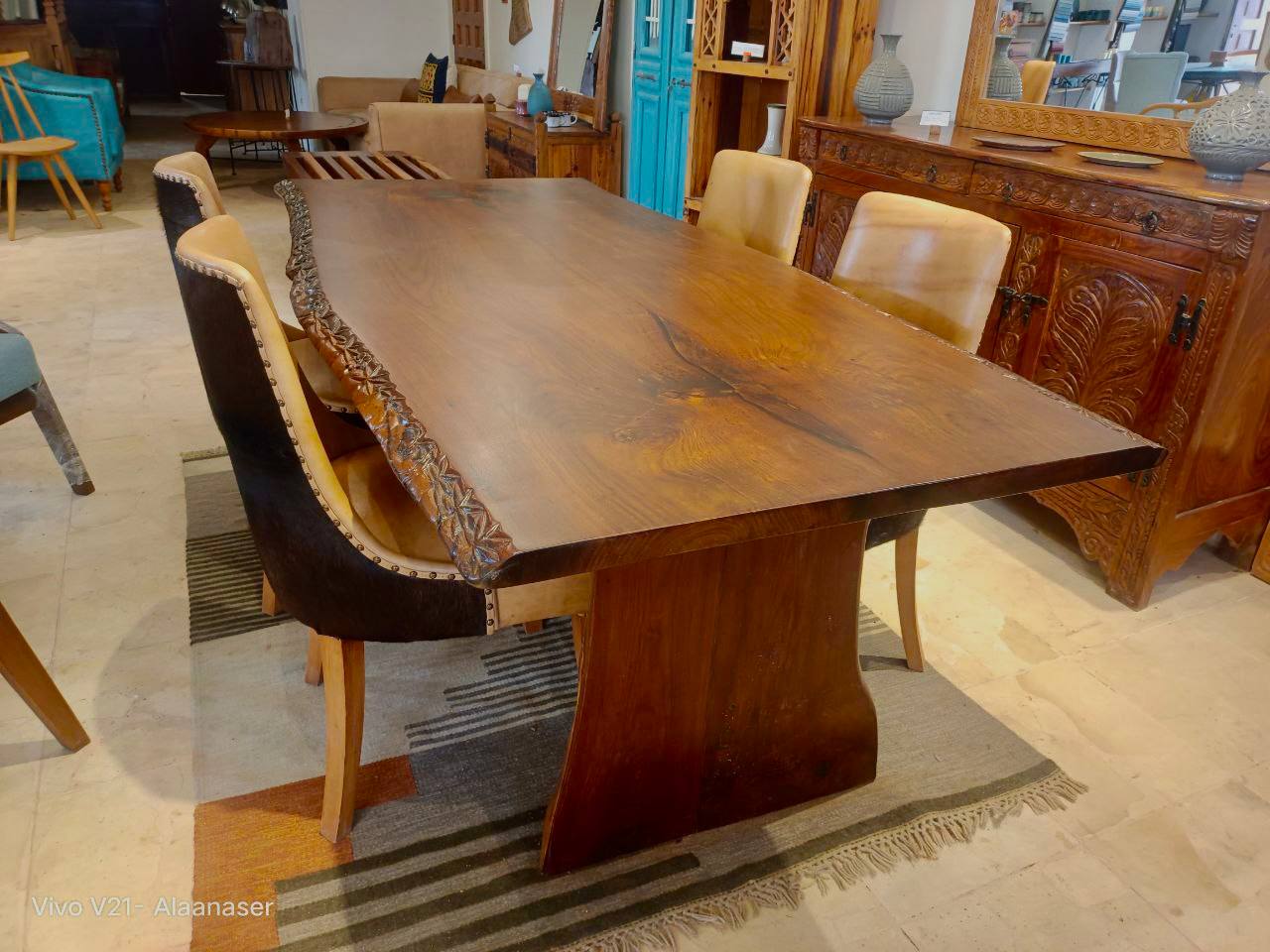 5911131217556783952 طاولة طعام خشب صلب بحواف محفورة يدوياً (Carved Live Edge Dining Table) - الصورة 1