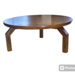 طاولة قهوة دائرية من الخشب الصلب بنقوش محفورة (Engraved Wooden Coffee Table)