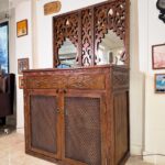 بوفيه خشبي تراثي بأبواب مشربية وتاج مرآة مفرغ (Traditional Mashrabiya Buffet with Arch Mirror)