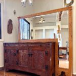 بوفيه خشبي محفور بنقوش نباتية مع مرآة جدارية تراثية (Hand-Carved Leaf Motif Credenza with Mirror)