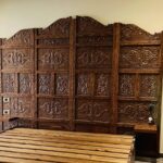 سرير خشبي فاخر بخلفية جدارية تراثية محفورة بأسلوب المشربية (Royal Heritage Wooden Bed with Carved Wall Panel)