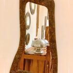 اسم المنتج:مرآة حائط انسيابية بحفر نباتي يدوياً (Hand-Carved Floral Wave Mirror)