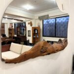 مرآة حائط بدون إطار بمسند جذع خشبي نحتي (Frameless Mirror with Organic Root Accent)