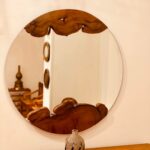 مرآة حائط دائرية بتطعيمات قطع خشبية مقوسة (Round Mirror with Organic Wood Accents)
