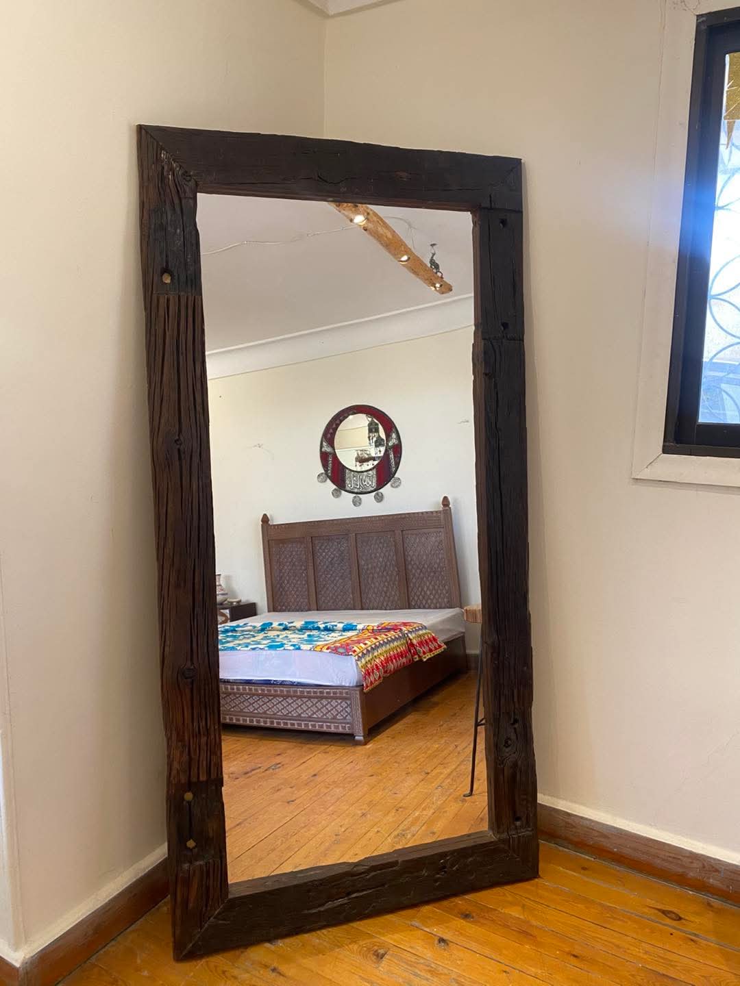 FB_IMG_1774541523292 مرآة أرضية ضخمة بإطار خشبي معتق داكن (Dark Vintage Railway Wood Floor Mirror) - الصورة 1