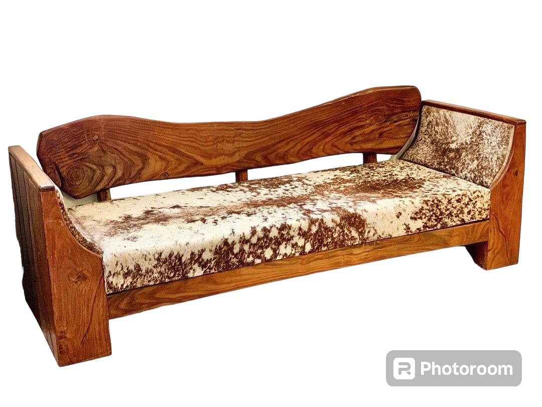 df2be751-388b-4f8a-be00-718f9b7901e8 كنبة خشبيّة ريفية بفرش جلد طبيعي (Cowhide) - الصورة 1